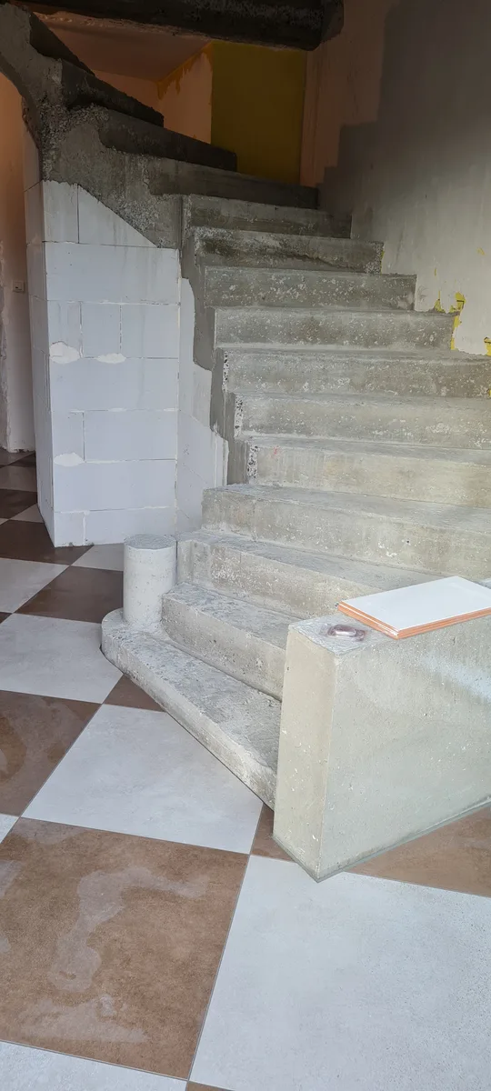 Escalier béton brut à habiller et sol carrelage damier Sin-le-Noble