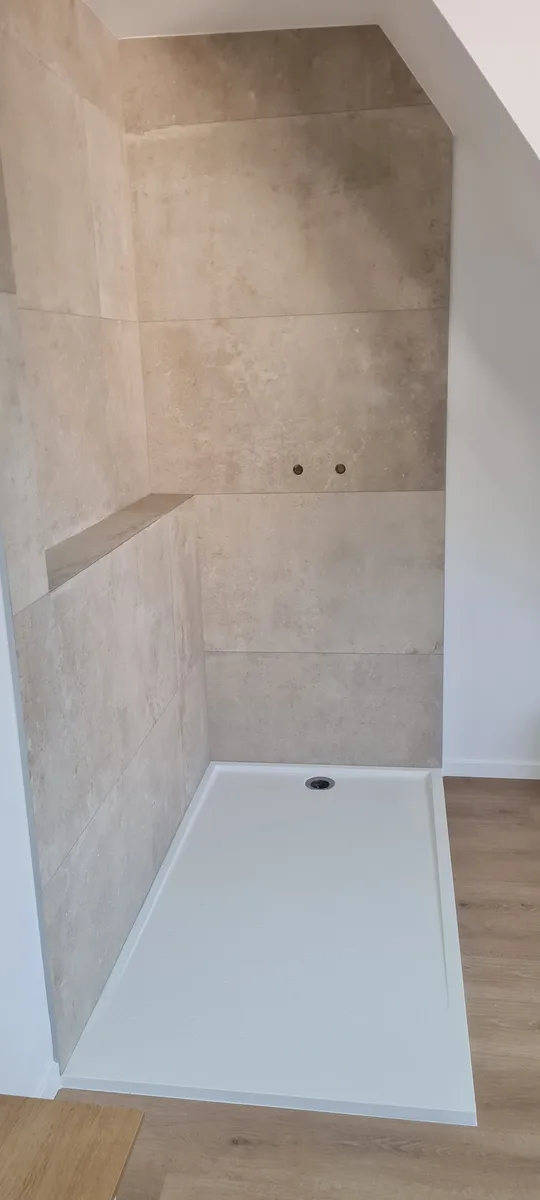 Mur salle de bain Roost-Warendin faïence effet pierre