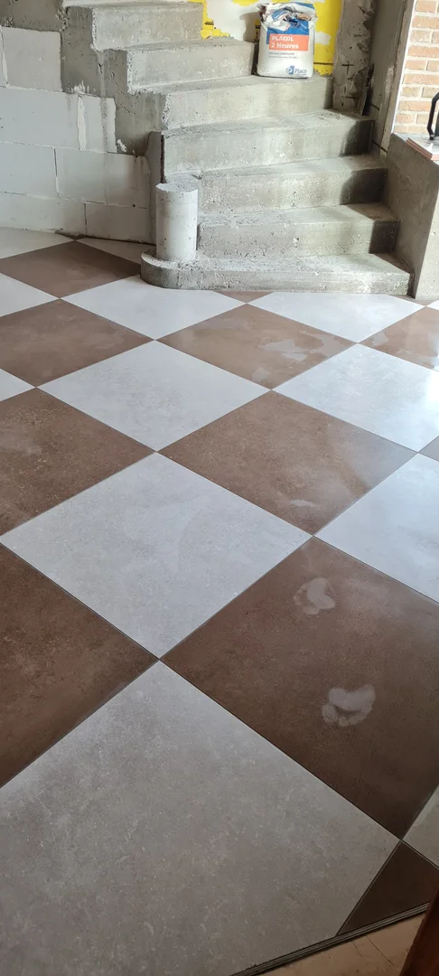 Carrelage damier diagonal blanc et taupe posé à Sin-le-Noble, vue d'ensemble du sol fini
