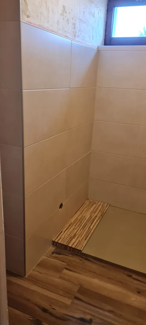Salle de bain Arleux faïence claire grand format et frise mosaïque bois