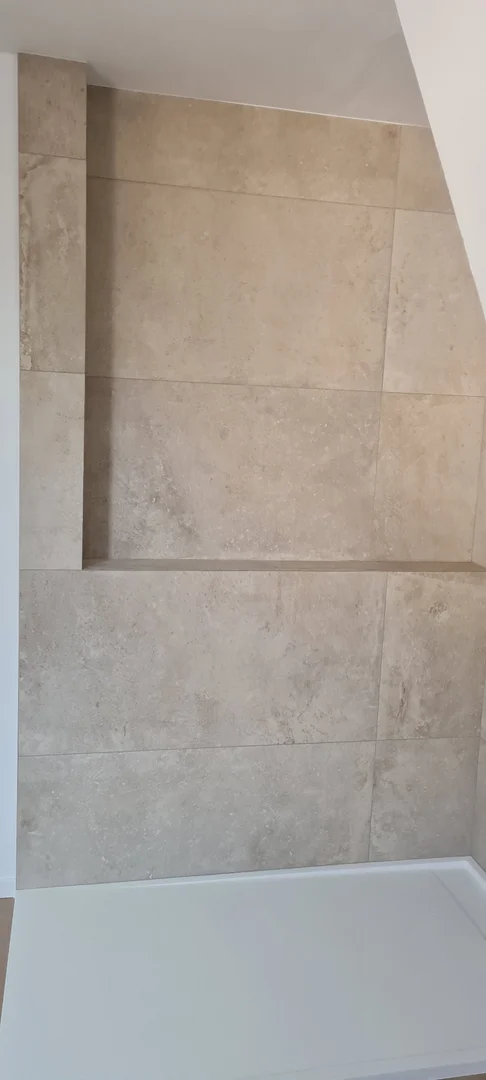 Salle de bain Roost-Warendin faïence grand format effet pierre avec niche douche